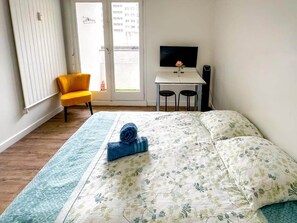 Iron/ironing board, bed sheets