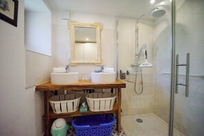 Douche, articles de toilette gratuits, sèche-cheveux