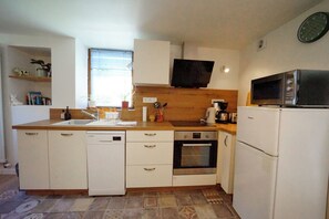 Fridge, oven, stovetop, dishwasher