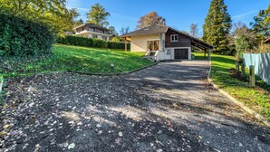 Il s'agit d'une propriété résidentielle avec une allée pavée menant à une maison dotée d'un porche couvert.