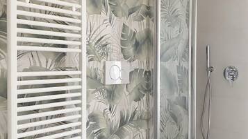 Dusche, Haartrockner, Bidet, Handtücher