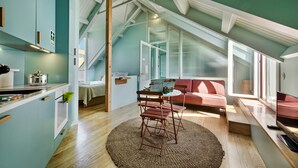 A modern loft with a kitchen, dining area, and living space. - PG - 1EA - Studio Superior - Palacete do Guadiana (Vila Real Santo Antonio)