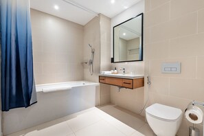 Douche, sèche-cheveux, bidet, serviettes fournies