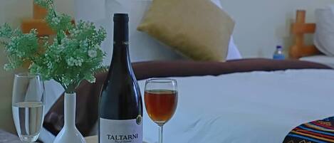 Dobbelt- eller tomannsrom – deluxe, dalutsikt | Safe på rommet, skrivebord og skrivebord for bærbar PC