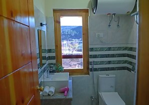 Chambre Deluxe double ou avec lits jumeaux, vue sur la vallée | Salle de bain | Articles de toilette (gratuits), séchoir à cheveux, pantoufles