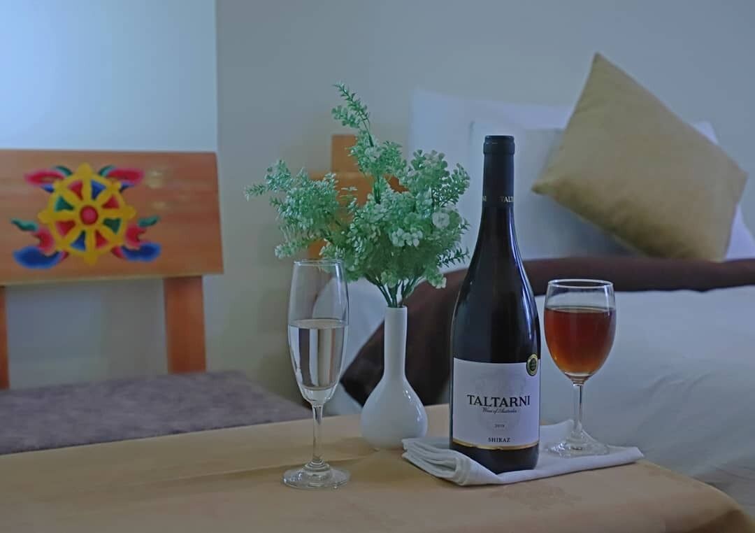 Kahden hengen deluxe-huone (yksi tai kaksi sänkyä), näköala laaksoon | Tallelokero huoneessa, työpöytä