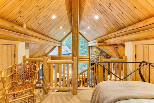 Stunning Views! Ski-in/out Mountain Village Cabin