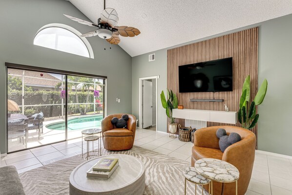 Interior - Hot Tub & Movie Theater: Family Oasis in Kissimmee (Kissimmee)