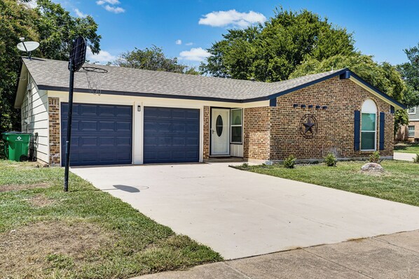 House (3 Bedrooms) | Front of property - Family Home in Ft Worth Suburbs Near Benbrook Lake (Crowley)