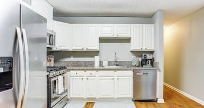 Walk to Dtwn Woodstock: Modern Home w/ Patio!