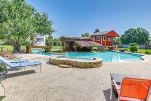 Ein Garten mit Schwimmbad, einem roten Haus und einem Schild für 'Purina Chows'.
