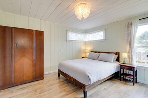 Interior - Walk to Shore: Rockaway Beach Retreat w/ Hot Tub! (Rockaway Beach)