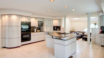 House (6 Bedrooms) | Interior