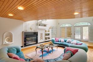 House (6 Bedrooms) | Interior