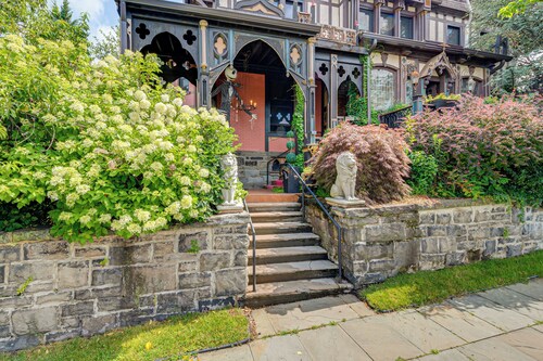 Near Downtown Scranton: Getaway w/ Patio