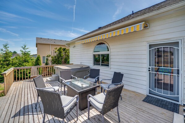 A deck with outdoor furniture and a hot tub. - Private Hot Tub: Home Near Moses Lake Access (Moses Lake)