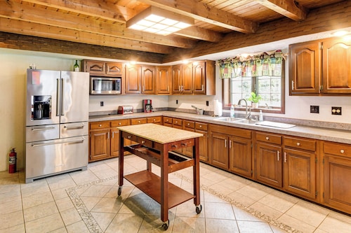 Private Hannibal Cabin With Sauna & Hot Tub!