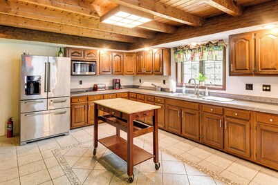 Private Hannibal Cabin With Sauna & Hot Tub!