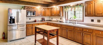 Private Hannibal Cabin With Sauna & Hot Tub!