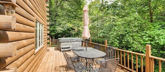 Private Yard: Secluded Hannibal Cabin in the Pines