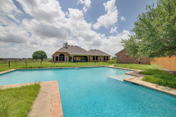 House (4 Bedrooms) | Front of property