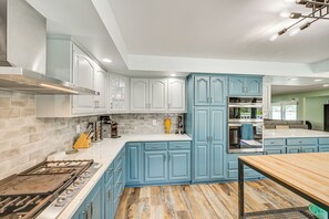 House (5 Bedrooms) | Interior