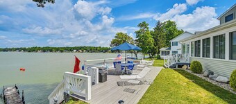 Indoor Hot Tub: Large Family Haven on Sylvan Lake