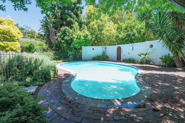 من حمّامات السباحة المغطاة، حمّام سباحة مُدفَّأ