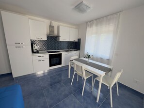 Frigorifero, forno, piano cottura, lavastoviglie
