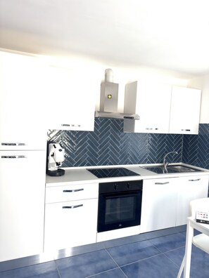 Fridge, oven, stovetop, dishwasher