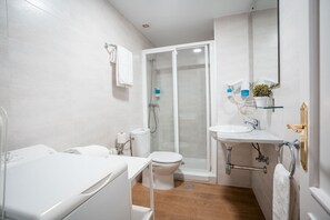 Ein modernes Badezimmer mit Dusche, Toilette und Waschbecken.