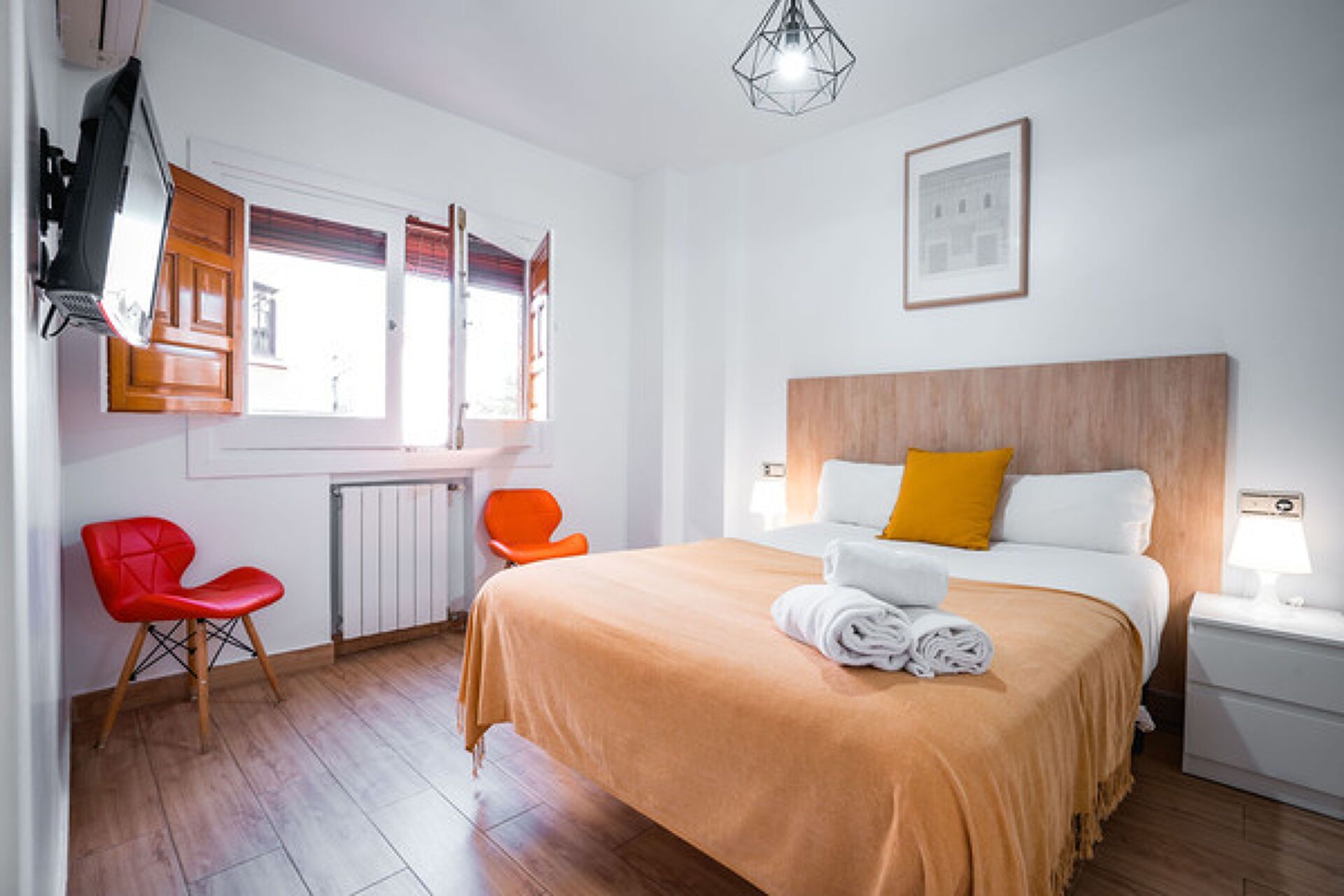 1 chambre, fer et planche à repasser