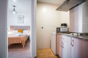 1 quarto, ferros/tábuas de passar roupa