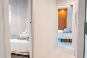 2 habitaciones y tabla de planchar con plancha 