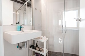 Hair dryer, towels - QH EME Suites Granada 03 (Granada)
