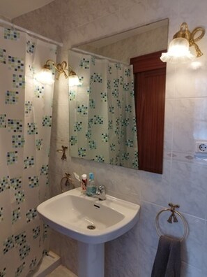 Hair dryer, towels - Quality Homes Granada - QH Gran Vía 02 (Granada)