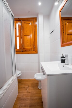 Hair dryer, towels - Quality Homes Granada - QH City Hall 01 (Granada)