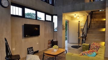 Nhà, 1 phòng ngủ, phù hợp cho người khuyết tật, quang cảnh thành phố | Phòng khách | Sách