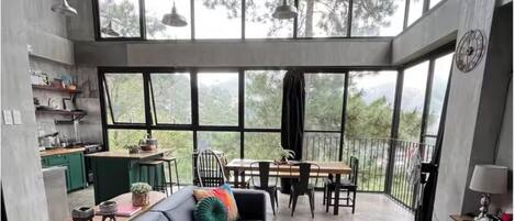 Casa, 1 habitación, accesible para personas con discapacidad, vistas a la ciudad | Zona de estar | Libros