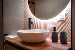 Hair dryer, towels - QH Mirador San Cristóbal 02 (Cella)