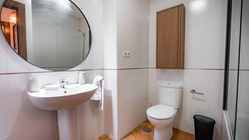 Een haardroger, handdoeken