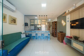 Apartamento básico | Zona de estar | Smart TV de 32 pulgadas con canales digitales