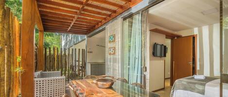 Basic Apartment | Outdoor dining