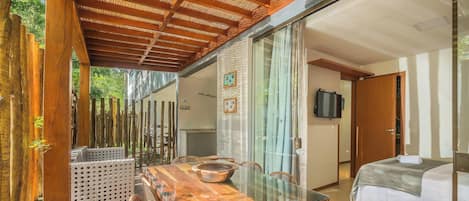 Basic Apartment | Outdoor dining