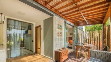 Basic Apartment | Outdoor dining