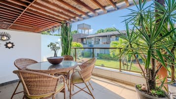 Basic Villa | Outdoor dining