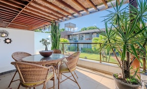 Basic Villa | Outdoor dining