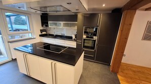 Fridge, microwave, oven, stovetop - Ferienhaus Herder - A guest in the heart of the Palatinate (Schindhard)