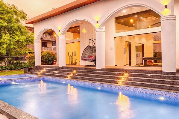 Una piscina al aire libre