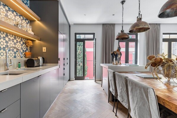 Fridge, microwave, oven, stovetop